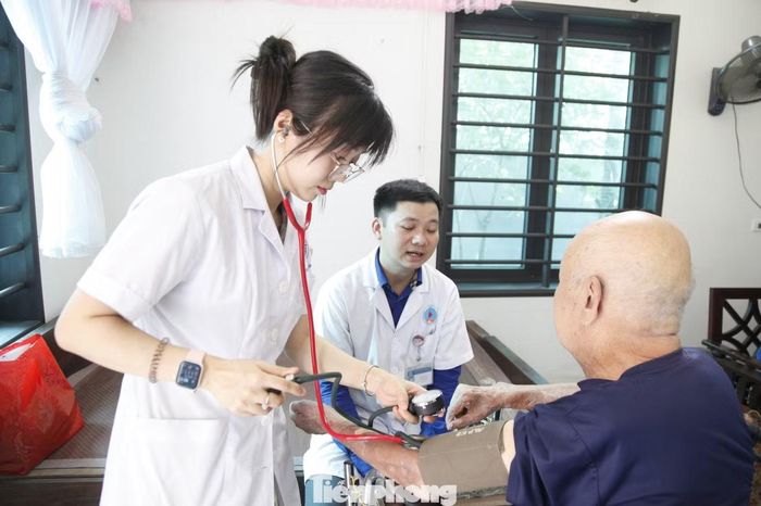 Bác sĩ khám bệnh miễn phí cho đối tượng chính sách ở xã Cẩm Lý.