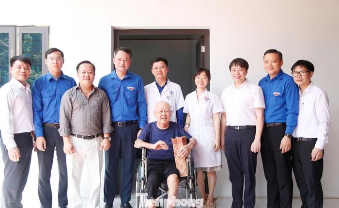 Anh Nguyễn Kim Quy - Bí thư Trung ương Đoàn, Phó Chủ tịch Thường trực Trung ương Hội LHTN Việt Nam thăm hỏi và tặng quà đối tượng chính sách. Ảnh: Nguyễn Thắng.