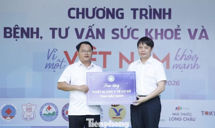 Anh Nguyễn Kim Quy - Bí thư Trung ương Đoàn, Phó Chủ tịch Thường trực Trung ương Hội LHTN Việt Nam và lãnh đạo Hội Thầy thuốc trẻ Việt Nam tặng quà, tủ sách và thiết bị y tế cho người dân xã Cẩm Lý. Ảnh: Nguyễn Thắng