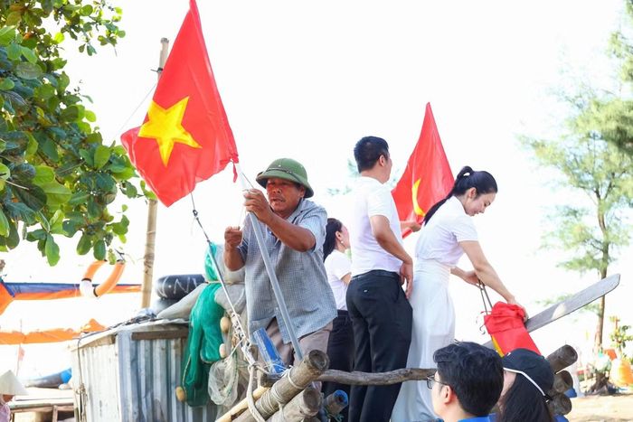 Những lá cờ Tổ quốc được treo lên tàu, thuyền để ngư dân vươn khơi, bám biển