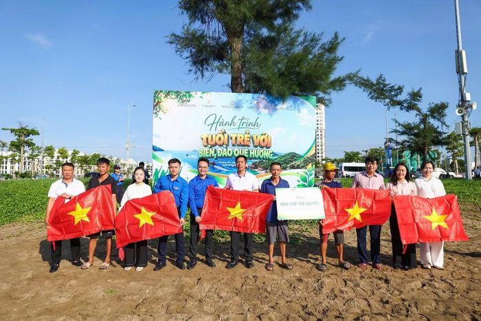 Niềm vui của ngư dân khi đón nhận lá cờ Tổ quốc