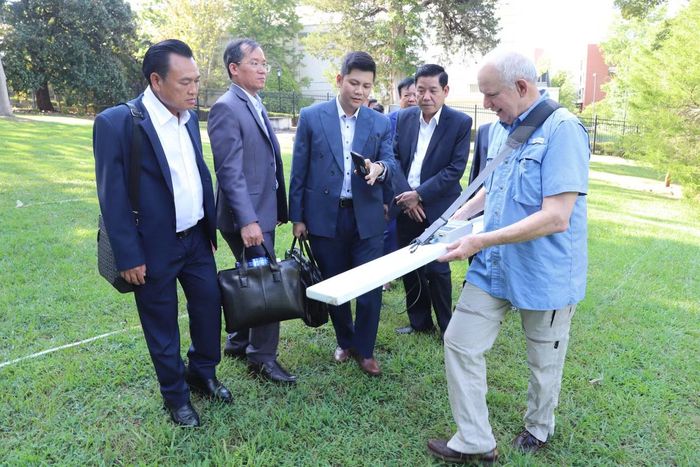 Đại học Georgia (Mỹ) giới thiệu với đoàn Việt Nam giải pháp công nghệ mới liên quan việc tìm kiếm, thu hồi hài cốt. Ảnh: Bộ Quốc phòng
