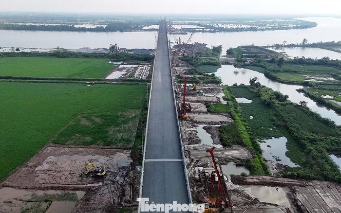 Đây là một trong những gói thầu thuộc Dự án đầu tư xây dựng tuyến đường bộ cao tốc Ninh Bình - Hải Phòng (CT.08), đoạn qua địa phận Hải Phòng và 9km thuộc địa phận tỉnh Hưng Yên. Trước đó, năm 2021 TP Hải Phòng đã đầu tư xây dựng cầu Văn Úc (giai đoạn 1) với mức đầu tư hơn 800 tỷ đồng.