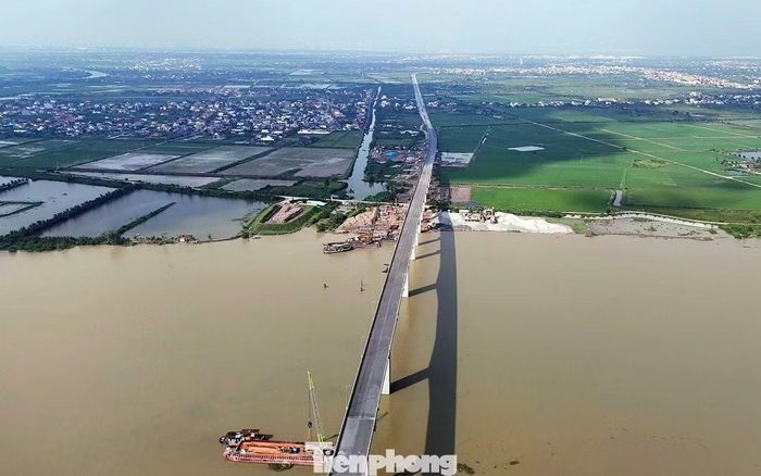 Khi hoàn thành, cầu Văn Úc 1 và 2 có tổng mức đầu tư khoảng 1.600 tỷ đồng được đánh giá là rất quan trọng trên tuyến đường bộ cao tốc Ninh Bình - Hải Phòng. Cây cầu góp phần hoàn thiện trục giao thông chiến lược khu vực Đồng bằng sông Hồng, tăng cường kết nối liên vùng, rút ngắn thời gian vận chuyển và nâng cao năng lực khai thác hạ tầng, tạo động lực thúc đẩy phát triển kinh tế - xã hội, thu hút đầu tư, mở rộng không gian đô thị và công nghiệp.