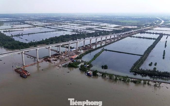 Cầu Văn Úc nối vùng Đồ Sơn, Kiến Thụy với khu vực Tiên Lãng. Đây là những địa bàn trọng điểm nằm trong Khu kinh tế ven biển phía Nam thành phố, trong đó có Khu thương mại tự do thế hệ mới, Cảng biển Nam Đồ Sơn, các khu công nghiệp, khu đô thị sinh thái....