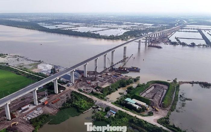 Đại diện BQL Dự án đầu tư xây dựng công trình giao thông Hải Phòng cho biết, đơn vị thi công đã huy động tổng số hơn 350 kỹ sư, công nhân, lao động triển khai các hạng mục đúc dầm, khoan cọc nhồi... liên tục 3 ca/ngày.