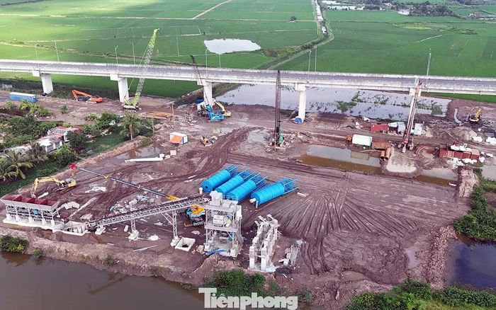 Cầu Văn Úc giai đoạn 2 được thiết kế bằng bê tông dự ứng lực với chiều dài 2.217 m, bề rộng 22,75 m, chạy song song với cầu Văn Úc giai đoạn 1.