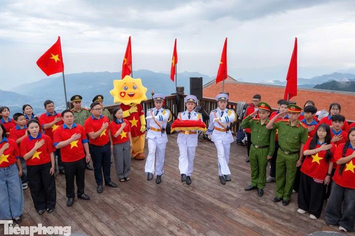 Anh Trần Hồng Hải - Bí thư Đoàn phường Sa Pa cho biết, hoạt động chào cờ trên đỉnh Fansipan là dịp để đoàn viên, thanh niên được trải nghiệm không gian đặc biệt, từ đó bồi đắp thêm tình yêu quê hương, đất nước và niềm tự hào khi được đứng dưới lá cờ Tổ quốc trên nóc nhà Đông Dương. Qua đó, Đoàn phường Sa Pa mong muốn tạo thêm những hoạt động thiết thực, ý nghĩa, gắn giáo dục truyền thống với trải nghiệm thực tế, đồng thời phát huy vai trò của tuổi trẻ trong quảng bá hình ảnh Sa Pa văn minh, thân thiện, giàu bản sắc.