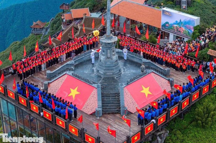 Trong không khí trang nghiêm, tự hào, 300 đoàn viên, thanh niên cùng thực hiện nghi thức chào cờ, hát Quốc ca và hướng về lá cờ Tổ quốc ở điểm cao nhất của đất nước.