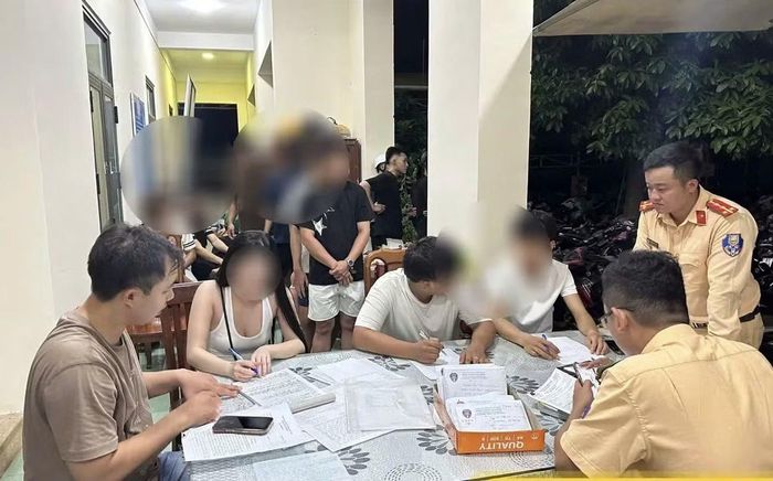 Qua kiểm tra, công an đưa 220 thanh thiếu niên cùng 137 xe mô tô, xe máy liên quan về trụ sở để phân loại, xác minh.