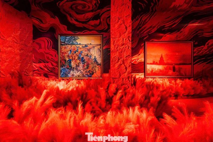 Những hình ảnh quen thuộc trong tranh Van Gogh như hoa hướng dương, cánh đồng lúa mì, bầu trời sao… được phóng lớn trên tường và sàn, liên tục chuyển động theo hệ thống trình chiếu.