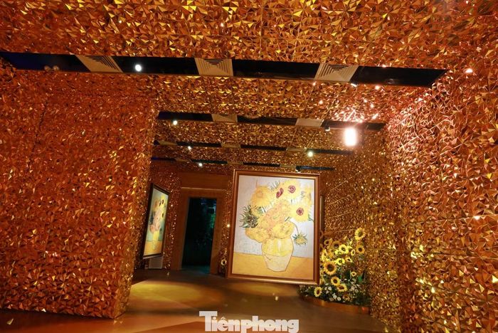 Triển lãm “Van Gogh Timeless - Van Gogh xuyên không” tại Hà Nội tái hiện thế giới hội họa của Vincent van Gogh bằng công nghệ trình chiếu, ánh sáng và âm thanh thay vì cách trưng bày tranh truyền thống.