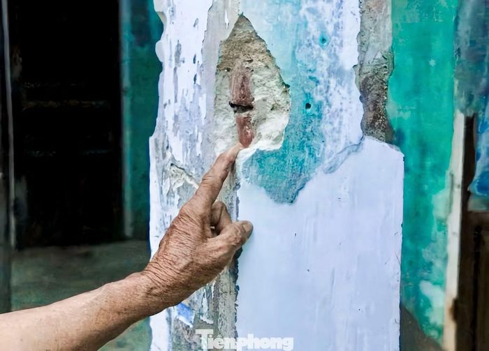 Căn nhà của bà Nguyễn Thị Chừng đã xuống cấp, nhiều trụ bê tông hư hỏng, tiềm ẩn nguy cơ mất an toàn.