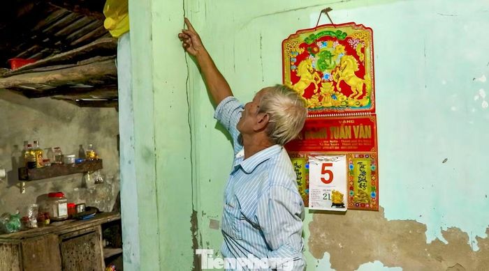 Dự án chưa hoàn tất khiến người dân không biết đến bao giờ mới được rời những căn nhà tạm bợ để chuyển đến nơi ở mới.