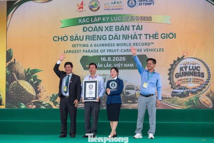 Sau hành trình diễu hành kết thúc, đại diện tổ chức Kỷ lục Thế giới Guinness công bố và trao Chứng nhận Guinness “Đoàn xe bán tải chở sầu riêng dài nhất thế giới” cho Ban tổ chức với số lượng là 525 xe.