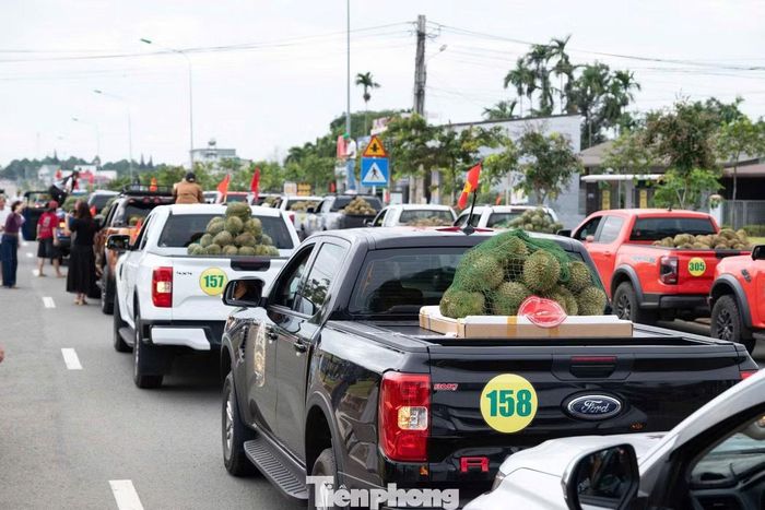 Chị Nguyễn Thị Trang (một bạn trẻ ở phường Ea Kao, tỉnh Đắk Lắk) chia sẻ, nhìn đoàn xe chở sầu riêng, người trẻ chúng em hiểu hơn về giá trị của nông sản Đắk Lắk. Bên cạnh đó, hiểu hơn về sự vất vả của người nông dân từng tháng ngày bám đất giữ vườn.
