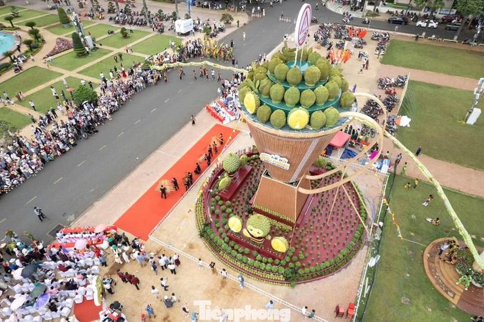 Những trái sầu riêng ở phần đỉnh gùi, tạo điểm nhấn cho công trình và khẳng định chủ đề của Lễ hội Sầu riêng Đắk Lắk 2026.