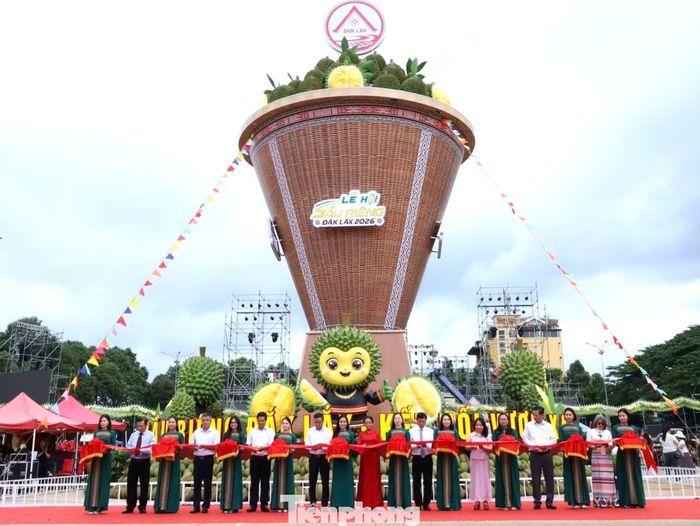 Trước đó, tối 15/8, Tổ chức Kỷ lục Việt Nam đã xác lập kỷ lục “Mô hình Chiếc gùi sầu riêng lớn nhất Việt Nam”. Ban tổ chức Lễ hội sầu riêng Đắk Lắk năm 2026 khai trương không gian check - in “Mô hình chiếc gùi sầu riêng lớn nhất Việt Nam.