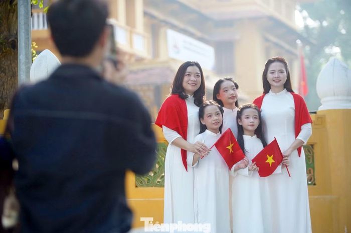 Trụ sở Bộ Ngoại giao Việt Nam (phố Tôn Thất Đàm, Ba Đình, Hà Nội) cũng là một trong những điểm đến thu hút người trẻ trong dịp này.