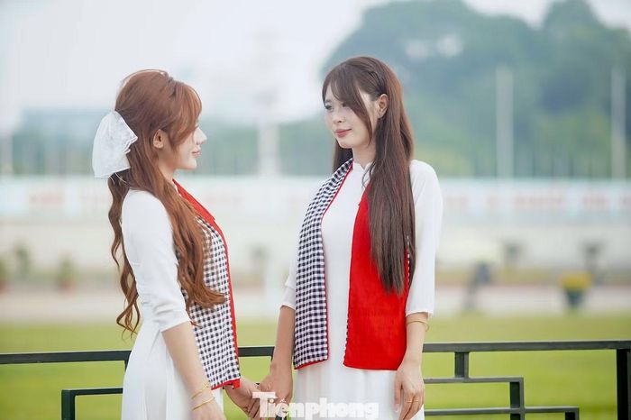 Những tà áo dài trắng nổi bật giữa không gian xanh của quảng trường, hòa cùng sắc đỏ của cở Tổ quốc tạo nên khung cảnh đặc biệt, hướng về đại lễ 2/9 của dân tộc.