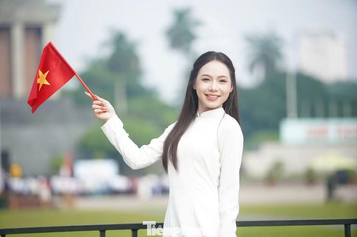 Các gói chụp theo cặp có giá khoảng 1-1,9 triệu đồng/cặp nếu sử dụng dịch vụ trọn gói. Trường hợp chỉ thuê nhiếp ảnh gia chụp, không bao gồm trang phục và trang điểm, mức giá khoảng 1 triệu đồng/cặp.