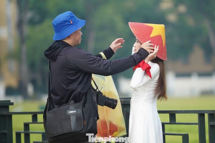 Các nhiếp ảnh gia có mặt tại đây liên tục hỗ trợ chỉnh trang phục, tạo dáng và lựa chọn góc máy để lưu giữ khoảnh khắc đẹp.