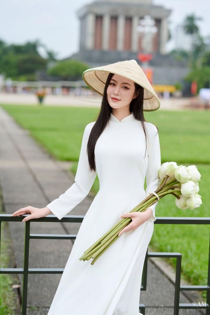  Chia sẻ với Tiền Phong, nhiếp ảnh gia Khuất Duy Nghĩa - founder của 9. AM Studio cho biết cảm hứng thực hiện những bộ ảnh này trước hết đến từ tình yêu đất nước và tình yêu với áo dài. “Như bao người dân Việt Nam, cảm hứng đầu tiên của tôi là tình yêu đất nước. Mỗi bức ảnh, ngoài ý nghĩa công việc, còn là cách tôi biểu lộ cảm xúc, tình cảm muốn truyền đạt tới người xem. Với tôi, áo dài là trang phục thiêng liêng và có nhiều ý nghĩa”, anh chia sẻ. 