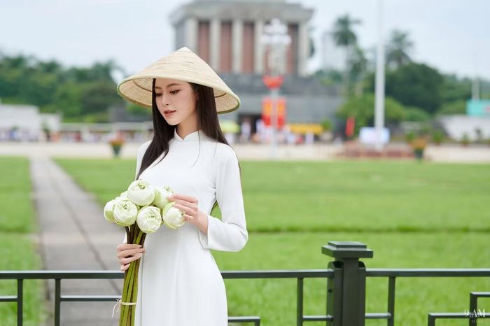 Trong dịp Quốc khánh 2/9, Quảng trường Ba Đình và Lăng Bác là những địa điểm đặc biệt, gắn với lịch sử và ký ức của nhiều thế hệ, vì vậy, bộ ảnh anh Duy Nghĩa từng thực hiện vào kỷ niệm 80 năm Ngày Quốc khánh 2/9/2025 giúp anh có rất đông khách hàng. "Năm trước, khách hàng của studio bùng nổ và vượt xa ngoài dự tính. Trung bình tháng 7, 8/2025, chúng tôi có khoảng 15-20 khách/ngày", anh Nghĩa cho biết.