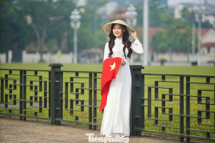 Từ sáng sớm ngày 16/8, khu vực xung quanh Quảng trường Ba Đình đã có rất đông bạn trẻ, nhiếp ảnh gia và người dân đổ về đây để chụp ảnh kỷ niệm.