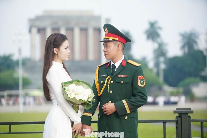 Ngoài ra, khách có thể sử dụng riêng các dịch vụ như trang điểm, làm tóc với giá khoảng 300.000-600.000 đồng, thuê trang phục từ 150.000 đồng và chỉnh sửa ảnh khoảng 15.000 đồng/tấm. Một số studio cũng tặng kèm video ngắn quay bằng máy ảnh để khách sử dụng trên mạng xã hội.