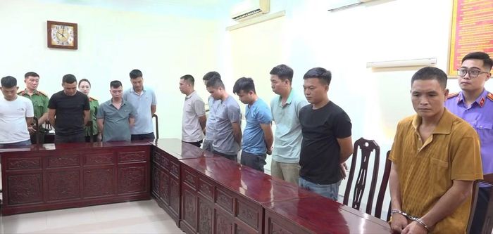 Các đối tượng hút trộm dầu từ tàu D19E978 bị bắt giữ.