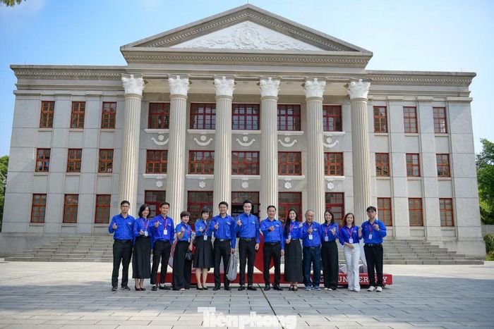 Trường Dục Tài Nam Ninh ra đời trong một giai đoạn đặc biệt của lịch sử Việt Nam. Đầu những năm 1950, khi cuộc kháng chiến chống Pháp của nhân dân Việt Nam gần đi đến thắng lợi, yêu cầu cấp thiết đặt ra là đào tạo đội ngũ cán bộ có năng lực để phục vụ những nhiệm vụ mới của cách mạng. Chủ tịch Hồ Chí Minh khi đó đã thay mặt Nhà nước Việt Nam Dân chủ Cộng hòa đề nghị Chủ tịch Trung Quốc Mao Trạch Đông cho phép Việt Nam xây dựng một trường đào tạo cán bộ cách mạng tại khu vực ngoại thành Nam Ninh, Quảng Tây.