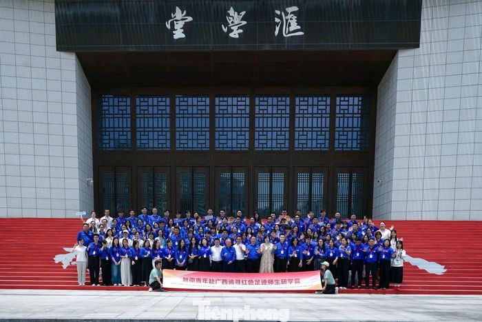 Đoàn công tác “Giao lưu giáo viên - sinh viên Việt - Trung” năm 2026, trong khuôn khổ chương trình “Hành trình đỏ nghiên cứu, học tập của thanh niên Việt Nam chụp hình tại khuôn viên Đại học Quảng Tây, Trung Quốc ngày 16/8/2026.
