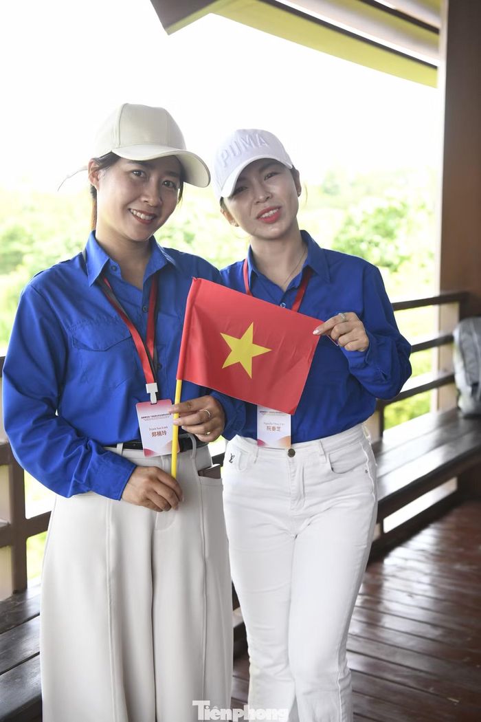  Đoàn công tác tham quan công viên Triển lãm Vườn Nam Ninh (công viên Expo) - nơi nổi bật với 6 khu vườn chủ đề, 80 không gian trưng bày cảnh quan, các hồ nước lớn và kiến trúc văn hóa ASEAN đặc sắc. 
