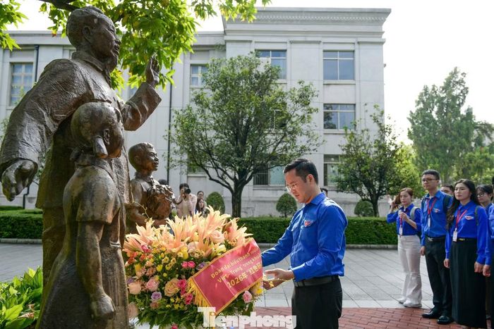 Tại di tích Trường Dục Tài - Đại học Quảng Tây, đoàn công tác dâng hoa tưởng niệm tại tượng Chủ tịch Hồ Chí Minh trong khuôn viên Khu học xá Trung ương, còn gọi là Trường Dục Tài Nam Ninh, tọa lạc tại khu Tây của Đại học Quảng Tây, thành phố Nam Ninh, tỉnh Quảng Tây, Trung Quốc.
