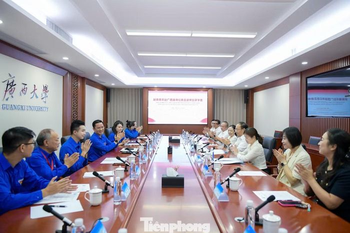  Chương trình "Hành trình đỏ nghiên cứu, học tập" năm 2026 với chủ đề "Theo đuổi lý tưởng cách mạng – Chung tay kiến tạo tương lai" là hoạt động có ý nghĩa quan trọng, thiết thực góp phần vun đắp truyền thống quan hệ hữu nghị, hợp tác tốt đẹp giữa Đoàn Thanh niên Cộng sản Hồ Chí Minh và Đoàn Thanh niên Cộng sản Trung Quốc. 
