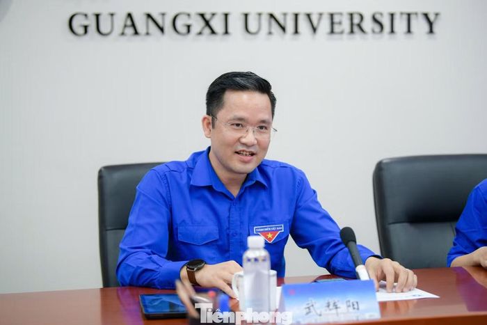Chia sẻ tại buổi gặp gỡ, làm việc với Trường Đại học Quảng Tây ngày 16/8, đồng chí Vũ Huy Dương - Ủy viên Ban Chấp hành, Phó Trưởng ban Công tác Thanh thiếu nhi Trung ương Đoàn TNCS Hồ Chí Minh bày tỏ: Khi đến với Trường Đại học Quảng Tây, đoàn đại biểu Việt Nam vinh dự được đến dâng hoa tại Di tích Trường Dục Tài, Nam Ninh – nơi in dấu những hoạt động cách mạng của Chủ tịch Hồ Chí Minh kính yêu trên đất nước Trung Quốc. Đứng trước di tích lịch sử ấy, mỗi thành viên trong đoàn đều xúc động, tự hào.