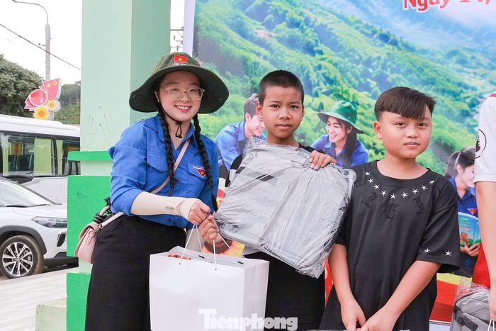 Đoàn công tác đã triển khai nhiều hoạt động an sinh xã hội như trao 50 suất học bổng, dụng cụ học tập cho thiếu nhi khó khăn; lắp đặt 15 trụ đèn năng lượng mặt trời; xây dựng tuyến đường bê tông; tập huấn chuyển đổi số phục vụ cộng đồng; trao tặng 10 thùng rác phân loại và xóa các điểm đen về rác thải...