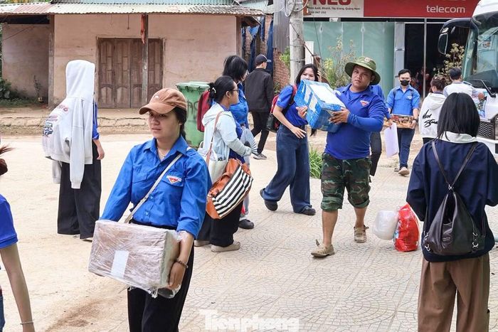 Từ ngày 31/7 đến 31/8, Thành Đoàn tổ chức Chiến dịch "30 ngày đêm hỗ trợ thanh thiếu nhi các xã biên giới trên địa bàn TP. Đà Nẵng" để huy động nguồn lực, triển khai các hoạt động thiết thực hỗ trợ thanh thiếu nhi tại các xã biên giới.