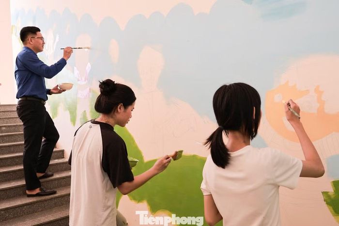 Cùng với đó, các đơn vị triển khai nhiều công trình, phần việc cho địa phương như: Xây dựng khu vui chơi thiếu nhi, lắp đặt công trình năng lượng mặt trời, chỉnh trang cảnh quan, vệ sinh môi trường, xóa các điểm đen về rác thải, xây dựng tuyến đường sáng – xanh – sạch – đẹp, sửa chữa, cải tạo công trình dân sinh...