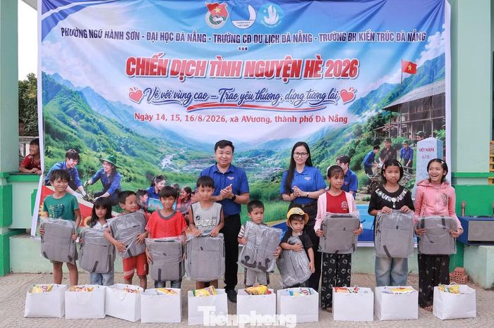 Cuối tuần qua, Đoàn phường Ngũ Hành Sơn phối hợp với Đoàn Thanh niên ĐH Đà Nẵng, Đoàn trường CĐ Du lịch Đà Nẵng và Đoàn trường ĐH Kiến trúc Đà Nẵng tổ chức chương trình "Về với vùng cao, trao yêu thương, dựng tương lai" tại xã AVương trong khuôn khổ Chiến dịch Tình nguyện hè năm 2026.