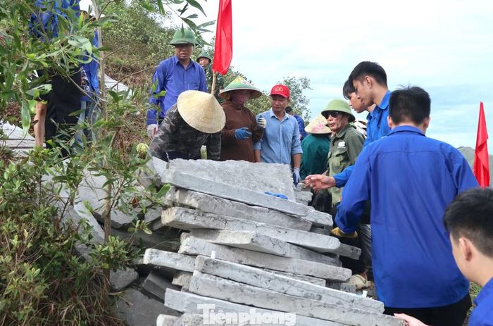 Để phục dựng lại dòng chữ, Ban Chỉ huy Quân sự xã đã đúc 3.000 tấm bê tông. Mỗi tấm có kích thước dài 80cm, rộng 20cm và nặng khoảng 20kg.