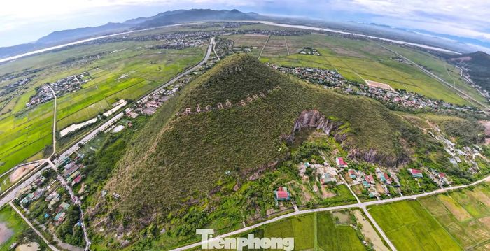  Núi Nhón cao khoảng 150m, thuộc dãy núi Lam Thành. Cuối năm 1969, sau khi Chủ tịch Hồ Chí Minh từ trần, thực hiện chủ trương của Huyện Đoàn Hưng Nguyên cũ, hàng trăm đoàn viên, thanh niên đến từ 12 xã trong huyện đã dùng cuốc, xẻng đào đất, rải vôi trắng tạo nên dòng chữ “BÁC HỒ SỐNG MÃI” trên sườn núi Nhón. Công trình﻿ mang ý nghĩa đặc biệt, thể hiện lòng thành kính, niềm tiếc thương vô hạn đối với Bác Hồ; đồng thời khẳng định ý chí, quyết tâm của quân và dân Hưng Nguyên tiếp tục đi theo con đường mà Đảng và Bác Hồ đã lựa chọn. 