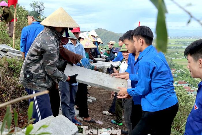 Do địa hình Núi Nhón cao, sườn núi dốc, đường lên hiểm trở, toàn bộ số vật liệu đều được vận chuyển bằng sức người.