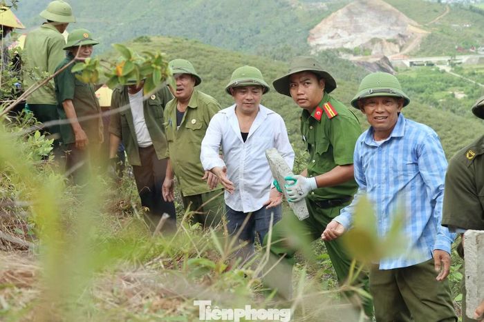 Những ngày qua, thời tiết mưa nắng thất thường khiến việc vận chuyển các tấm bê tông lên núi gặp khó khăn. Tuy nhiên, với tinh thần trách nhiệm, lòng thành kính đối với Bác Hồ và quyết tâm hoàn thành công trình đúng tiến độ, hàng trăm cán bộ, chiến sĩ, đoàn viên thanh niên và Nhân dân vẫn bền bỉ gùi, khiêng từng tấm bê tông vượt dốc lên núi.