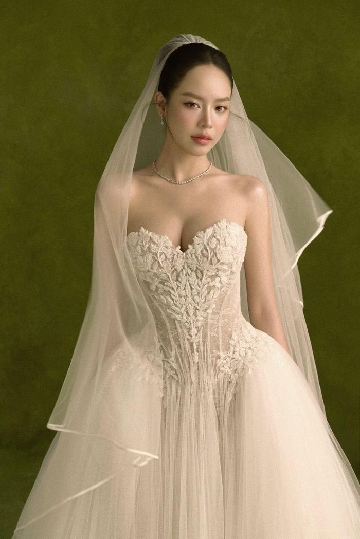 Hình ảnh và phong thái của Thanh Thủy phù hợp tinh thần mọi thiết kế.
