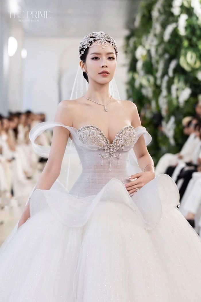 Cận cảnh nhan sắc cô dâu Thanh Thủy hút hàng triệu lượt xem trên mạng.