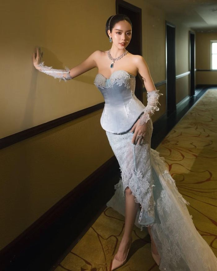 Thanh Thủy thường chọn các thiết kế đơn sắc, đường cắt tối giản khi tham dự sự kiện. Cách trang điểm nhẹ, tóc búi gọn và trang sức thanh mảnh giúp người đẹp giữ hình ảnh thanh lịch.