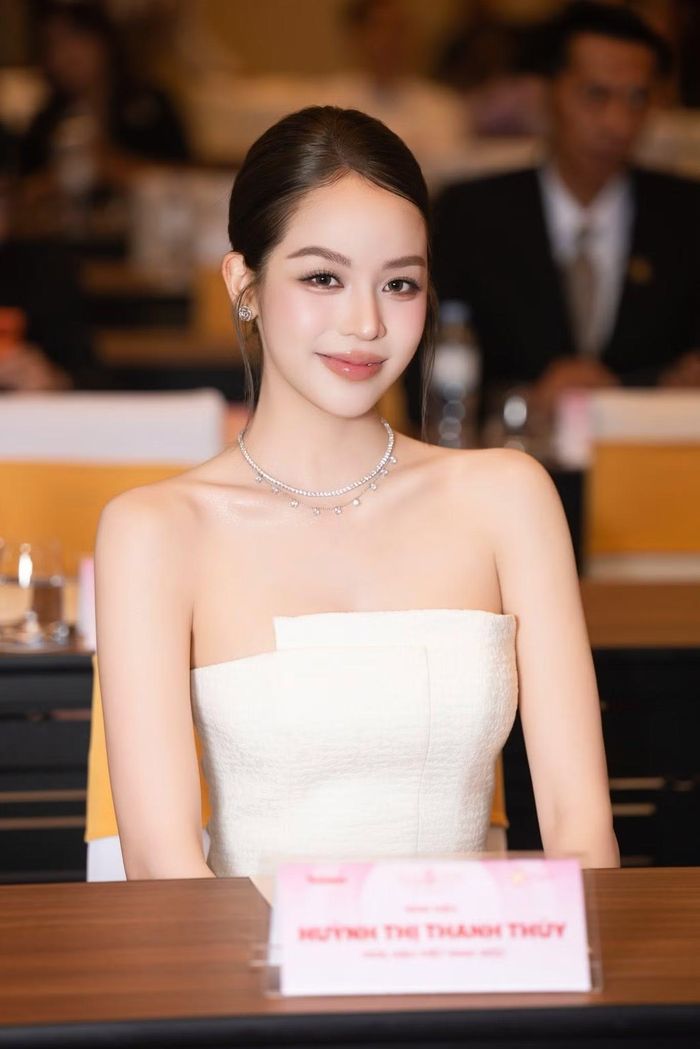 Hoa hậu Thanh Thủy tiếp tục khoe bờ vai trứ danh khi xuất hiện tại họp báo khởi động Hoa hậu Việt Nam 2026.