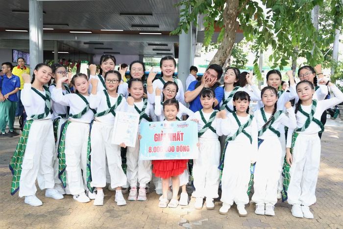  "Chúng em rất vui vì đã có được phần thưởng xứng đáng﻿. Dù vậy, tụi con tự nhắc mình không được kiêu hãnh mà phải nỗ lực thêm nữa bởi phía sau còn cả một chặng đường dài", Khánh Linh bộc bạch và nói kết quả này cũng sẽ là nguồn động lực quý giá để các em tiếp tục rèn luyện, trưởng thành. 